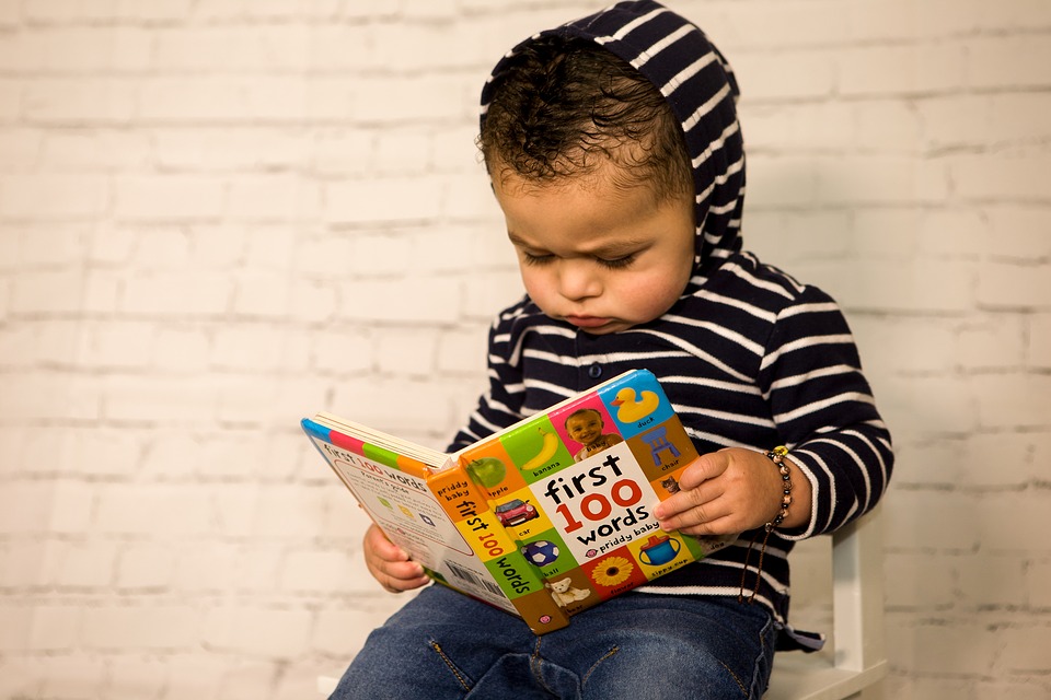 5 reasons why signing is great for your baby 5 Baby reading 1